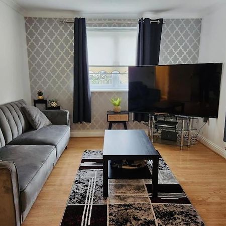 Spacious Ground Floor 2 Bedroom 2 Bathroom Flat In Hatfield Near Hertfordshire University Private Car Park Sleeps 5-6 Extérieur photo