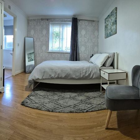 Spacious Ground Floor 2 Bedroom 2 Bathroom Flat In Hatfield Near Hertfordshire University Private Car Park Sleeps 5-6 Extérieur photo