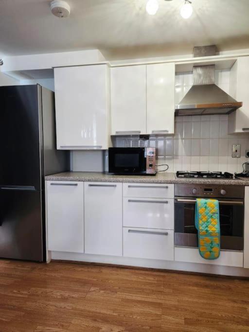 Spacious Ground Floor 2 Bedroom 2 Bathroom Flat In Hatfield Near Hertfordshire University Private Car Park Sleeps 5-6 Extérieur photo