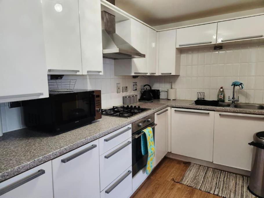 Spacious Ground Floor 2 Bedroom 2 Bathroom Flat In Hatfield Near Hertfordshire University Private Car Park Sleeps 5-6 Extérieur photo