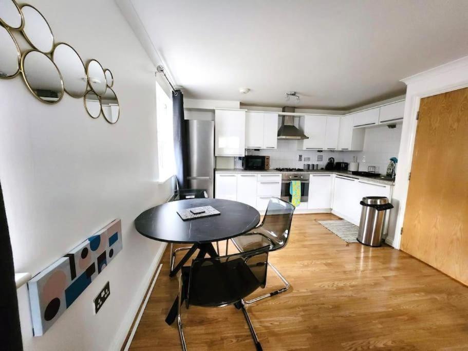 Spacious Ground Floor 2 Bedroom 2 Bathroom Flat In Hatfield Near Hertfordshire University Private Car Park Sleeps 5-6 Extérieur photo