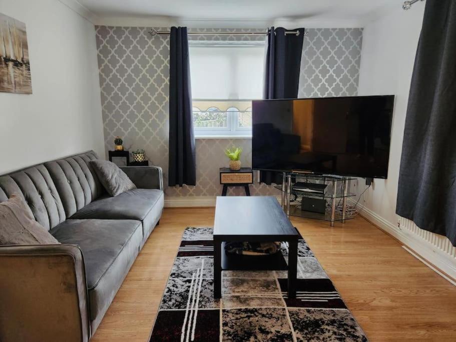 Spacious Ground Floor 2 Bedroom 2 Bathroom Flat In Hatfield Near Hertfordshire University Private Car Park Sleeps 5-6 Extérieur photo