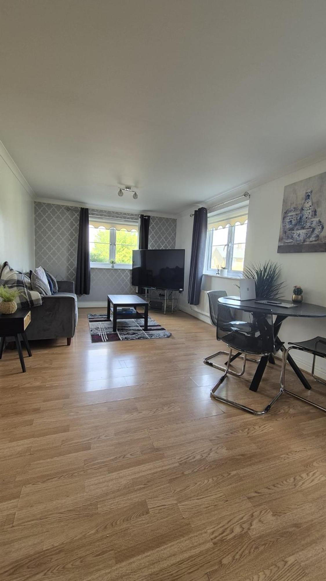 Spacious Ground Floor 2 Bedroom 2 Bathroom Flat In Hatfield Near Hertfordshire University Private Car Park Sleeps 5-6 Extérieur photo