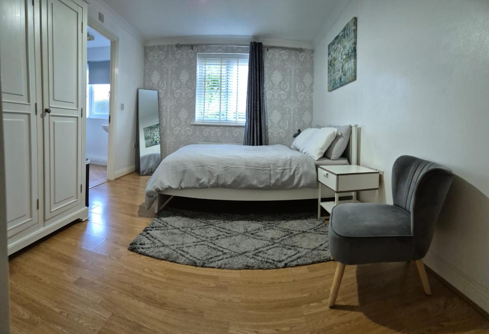 Spacious Ground Floor 2 Bedroom 2 Bathroom Flat In Hatfield Near Hertfordshire University Private Car Park Sleeps 5-6 Extérieur photo