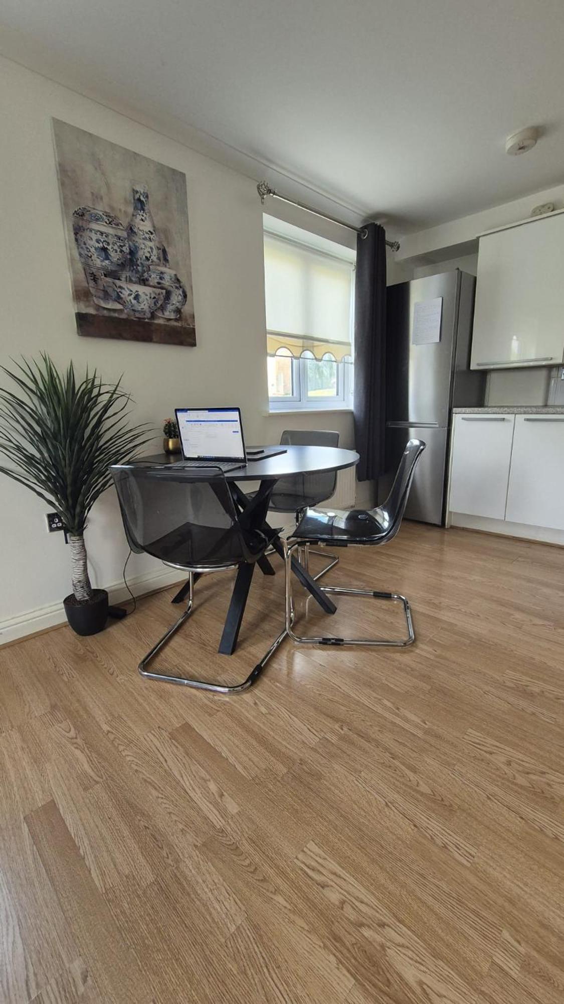 Spacious Ground Floor 2 Bedroom 2 Bathroom Flat In Hatfield Near Hertfordshire University Private Car Park Sleeps 5-6 Extérieur photo